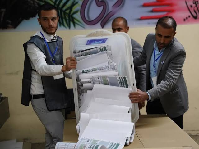 بر اساس نتایج اولیه و غیررسمی، توزیع کرسی‌های احزاب در کل عراق به شرح زیر است: